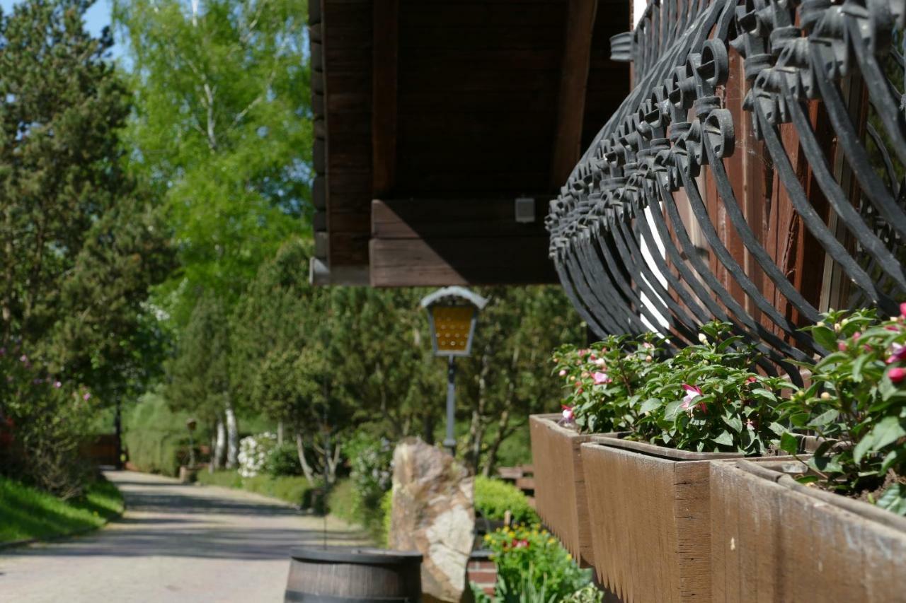 Gastehaus Eponada Villa Weisel ภายนอก รูปภาพ